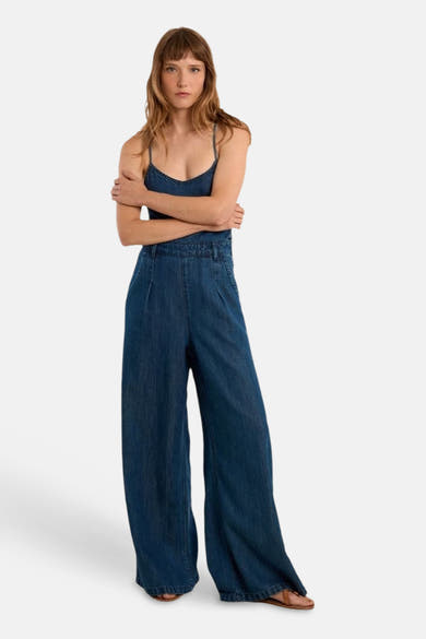 Combinaison en jean mi-bleu de Molly Bracken avec fines bretelles, coupe ample et taille plissée.