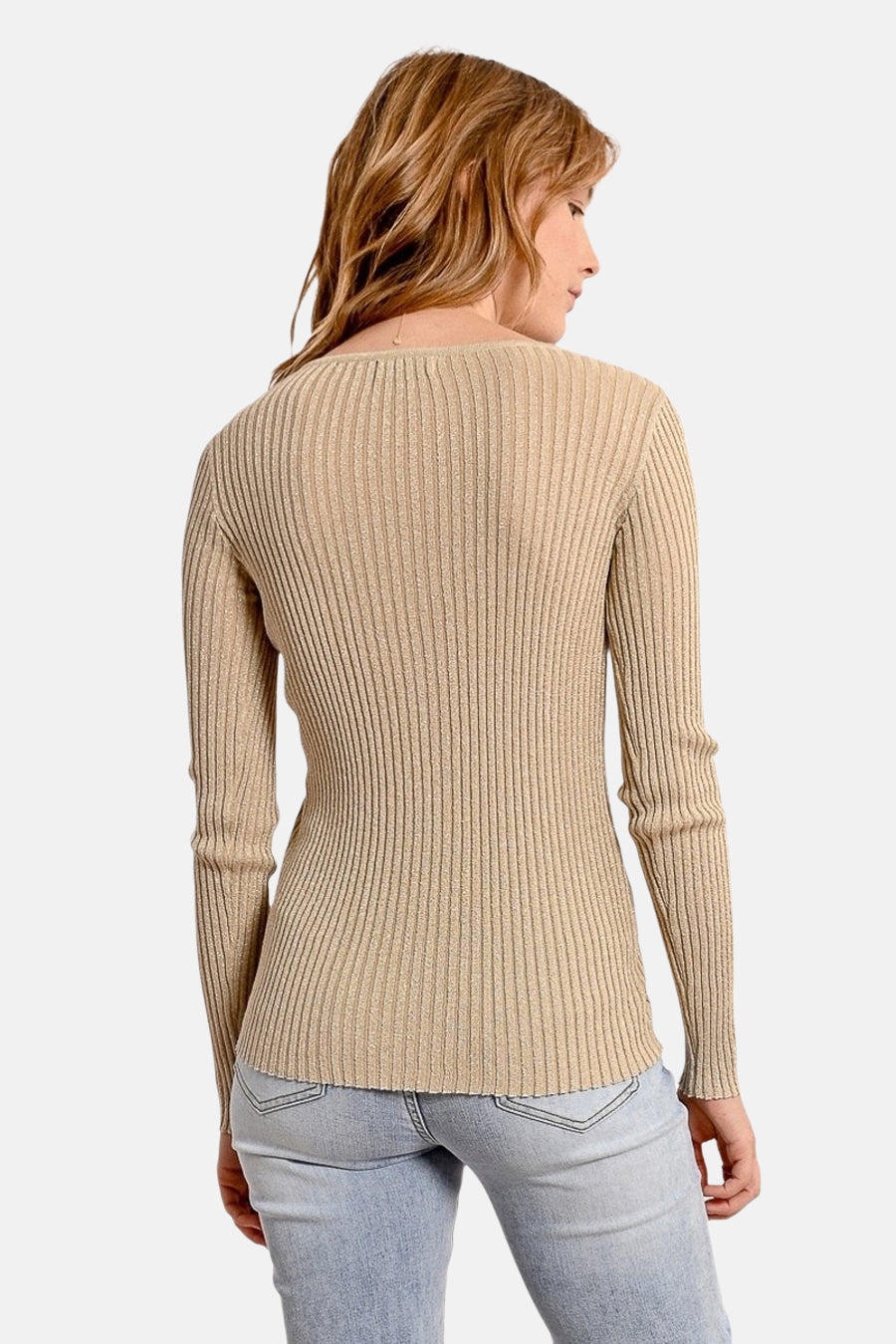 Cardigan doré à côtes by Molly Bracken, porté avec un jean, vu de dos.
