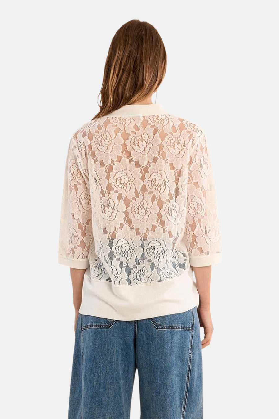 Cardigan blanc de Molly Bracken, avec motif floral en dentelle sur le dos.