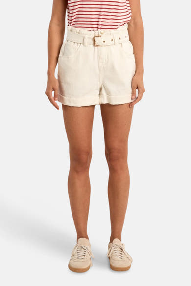 Short blanc cassé de Molly Bracken, taille haute avec ceinture à boucle dorée et ourlet retroussé.