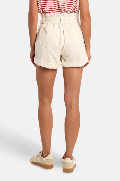 Short blanc de Molly Bracken à taille paperbag et revers, vue de dos.