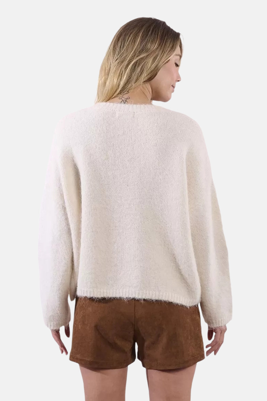 Ecru ronde hals trui van Molly Bracken, met een zachte textuur en wijde lange mouwen, gedragen met een bruine suède short.