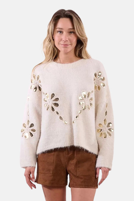Ecru trui met ronde hals van Molly Bracken, versierd met gouden bloemenpatronen met pailletten.