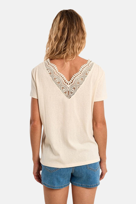 T-shirt écru à manches courtes de Molly Bracken, avec dentelle décorative en V au dos.