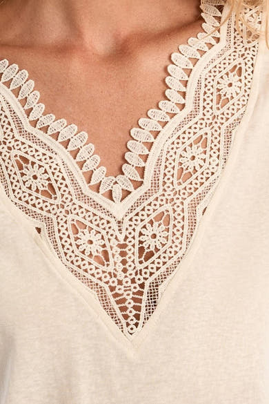 T-shirt à manches courtes écru de Molly Bracken, orné de dentelle au niveau du col en V.
