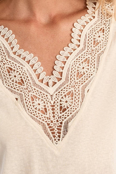 T-shirt à manches courtes écru de Molly Bracken, orné de dentelle au niveau du col en V.
