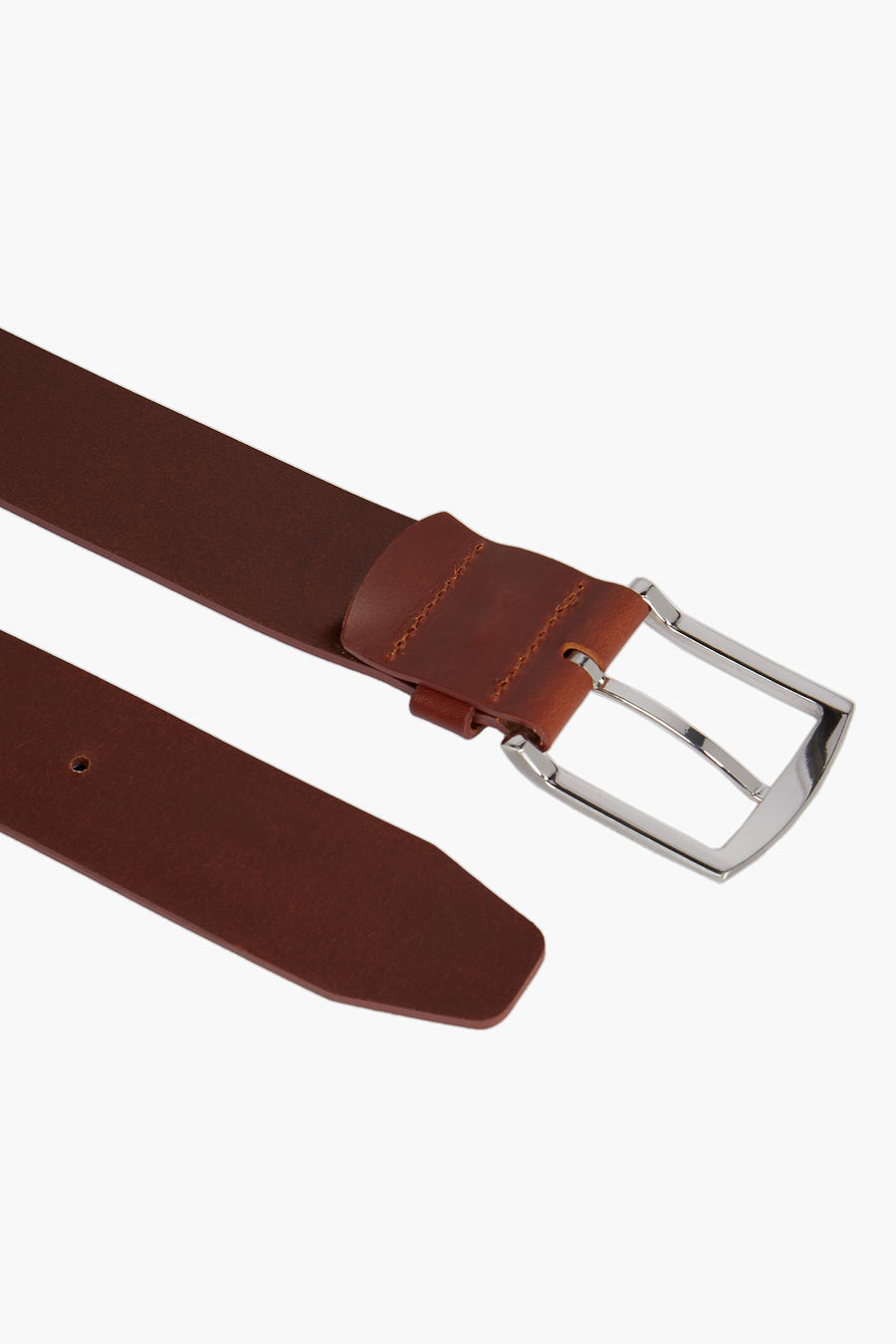 Ceinture marron de TOMMY JEANS, avec une boucle argentée, présentée sur un fond blanc.