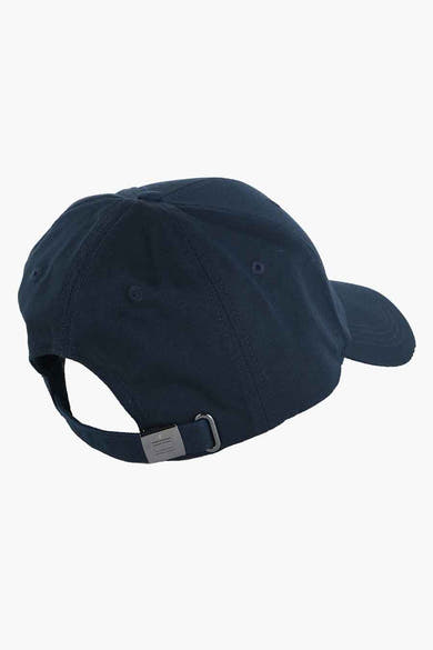 Casquette bleu marine de Tommy Jeans, avec bride de réglage arrière et logo métallique.