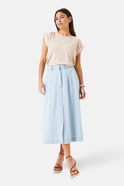 T-shirt beige à manches courtes par GARCIA, porté avec une jupe longue boutonnée et des sandales compensées.