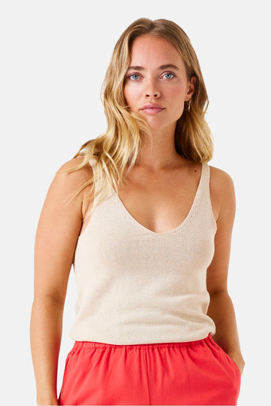 Beige hemdje van GARCIA, met een V-hals en getextureerde details, gedragen met een rode broek.