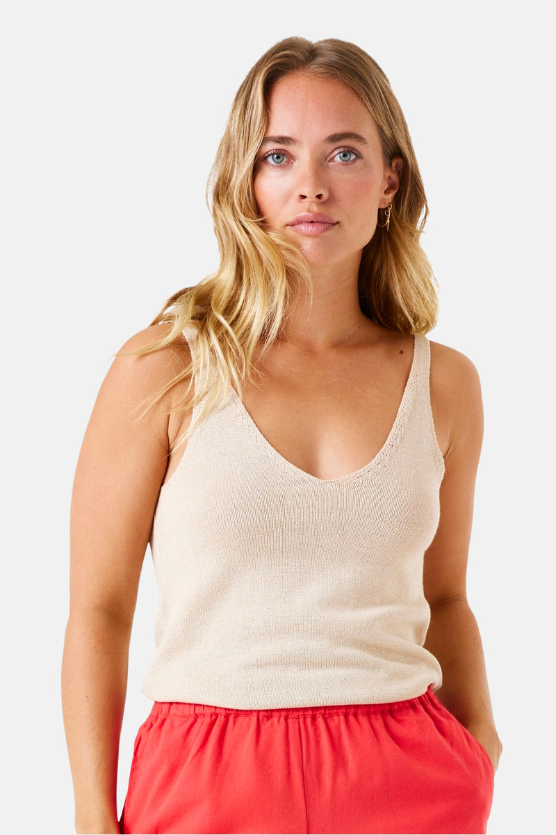 Beige hemdje van GARCIA, met een V-hals en getextureerde details, gedragen met een rode broek.
