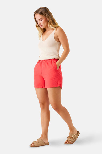 Beige tanktop van GARCIA gedragen met een koraalkleurige short en sandalen met bandjes.