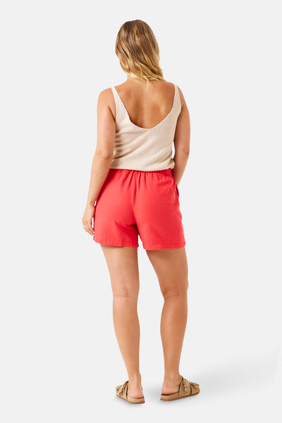 Beige tanktop van GARCIA, gedragen met een rode korte broek en leren sandalen, achterzicht.