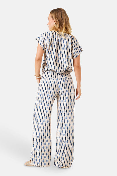 T-shirt à manches courtes multicolore de GARCIA, avec motif imprimé, combiné avec un pantalon assorti.