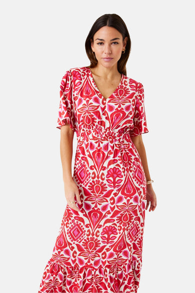 Lange veelkleurig jurk van GARCIA, met rood en roze paisley-patroon, met korte pofmouwen.