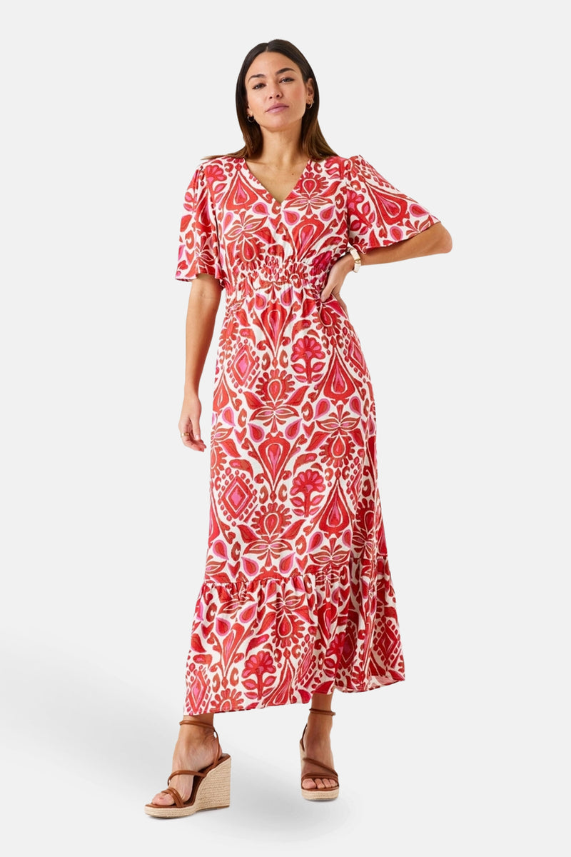 Lange meerkleurige jurk van GARCIA, met rood bloemenpatroon en ruchesdetails.