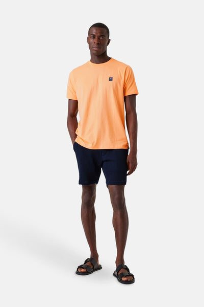 Oranje T-shirt met korte mouwen van GARCIA, gedragen met een marineblauwe textuurshort en zwarte sandalen.