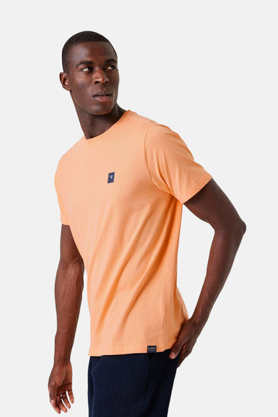 Oranje T-shirt met korte mouwen van GARCIA, gedragen met een marineblauwe textuur broek.