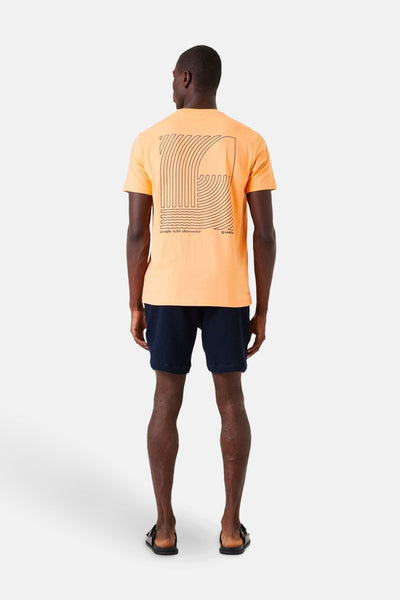 Oranje T-shirt met korte mouwen van GARCIA, met grafische print op de rug, gedragen met een marineblauwe korte broek.