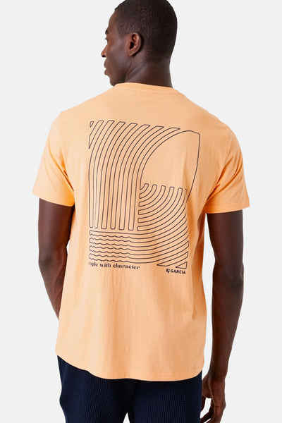 Oranje T-shirt met korte mouwen van GARCIA, zwarte grafische print op de rug.