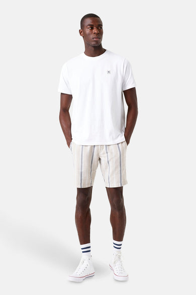 Witte T-shirt met korte mouwen van GARCIA, gedragen met een gestreepte korte broek en hoge sneakers.