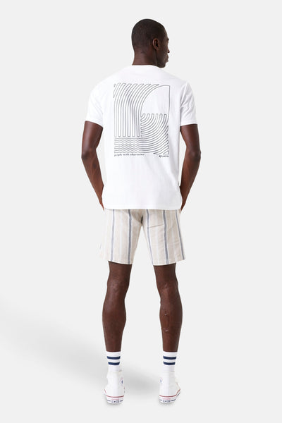 Wit T-shirt met korte mouwen van GARCIA, met grafische print op de rug, gedragen met een gestreepte korte broek en hoge sneakers.