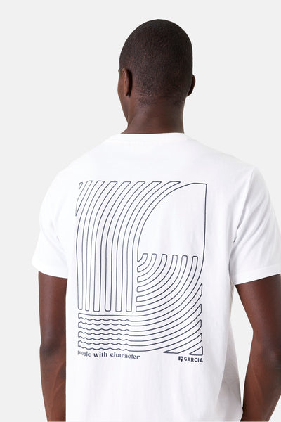 T-shirt blanc à manches courtes de GARCIA, avec un imprimé graphique au dos.