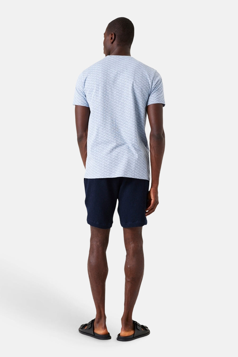 Blauw T-shirt met korte mouwen van GARCIA, met opdruk, gedragen met een marineblauwe korte broek.
