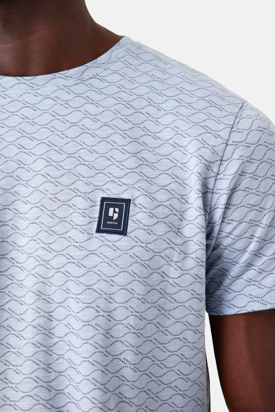 Blauw T-shirt met korte mouwen van GARCIA, met een all-over golvend stippenpatroon.
