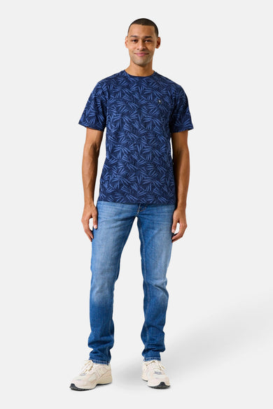 Blauw T-shirt met korte mouwen van GARCIA, bedrukt met een bladmotief, gedragen met een spijkerbroek en sneakers.