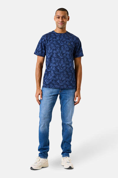 Blauw T-shirt met korte mouwen van GARCIA, bedrukt met een bladmotief, gedragen met een spijkerbroek en sneakers.