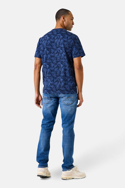 Blauw T-shirt met korte mouwen van GARCIA, met bladerenprint, gedragen met een spijkerbroek en sneakers.