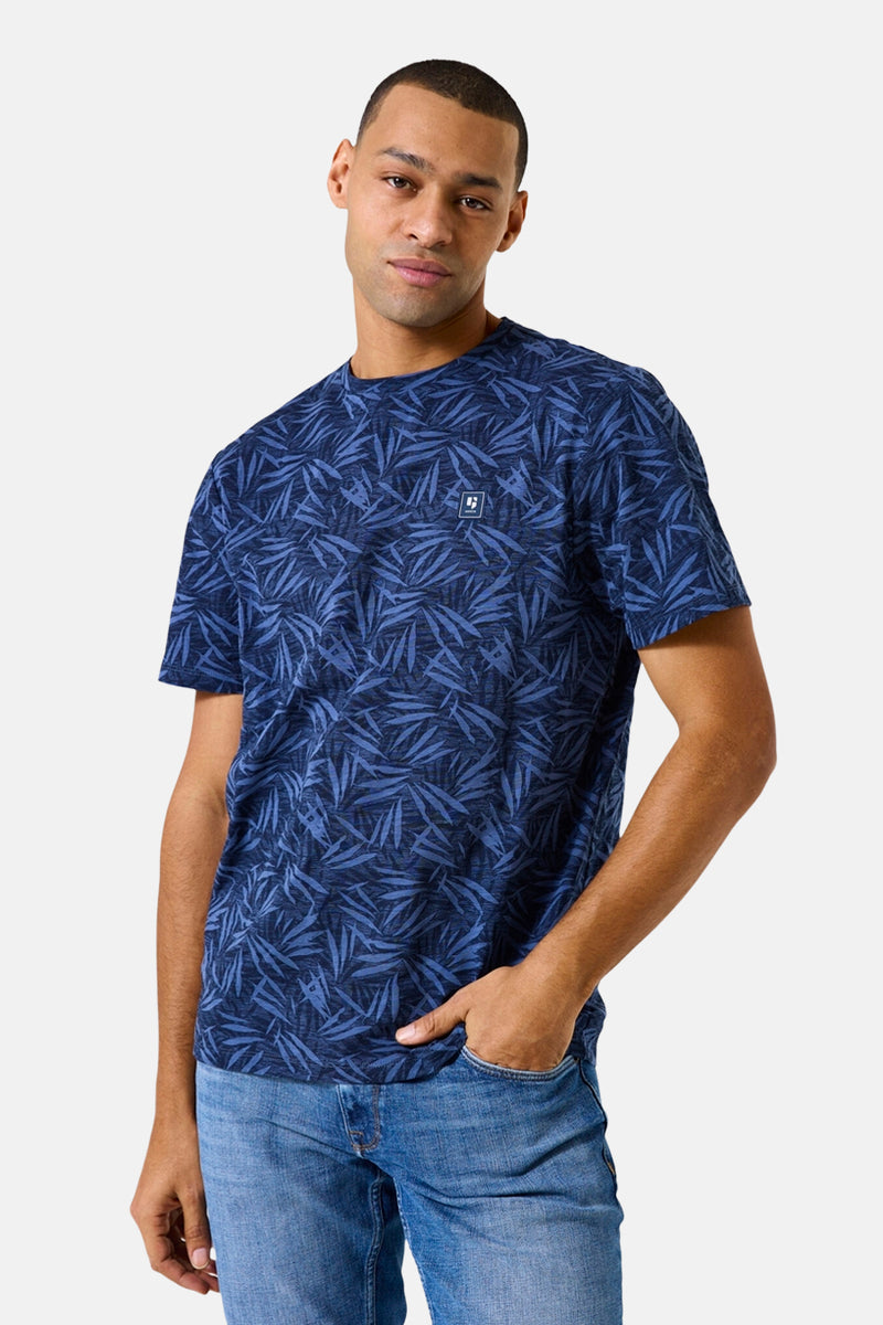 Blauw T-shirt met korte mouwen van GARCIA, met bladerenpatroon en gedragen met een spijkerbroek.