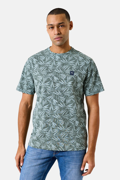Kaki T-shirt met korte mouwen van GARCIA, tropische bladmotief op het gehele kledingstuk.