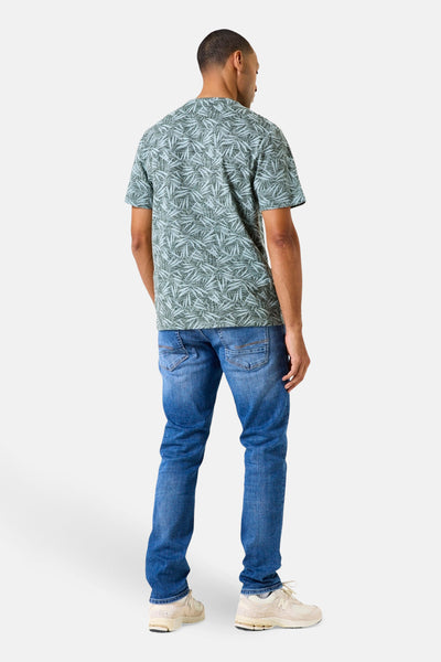 Kaki T-shirt met korte mouwen van GARCIA met een stijliseerd bladmotief, gedragen met een jeans en sneakers.