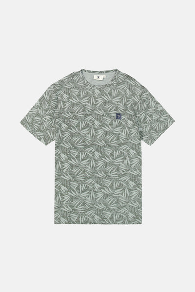 Kaki T-shirt met korte mouwen van GARCIA, met bladmotief en vierkant logo op de borst.