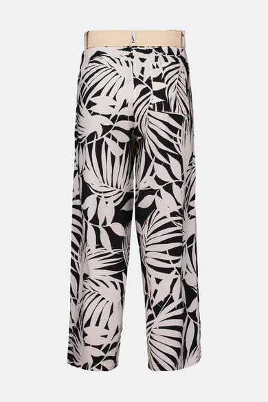 Pantalon multicolore de ZABAIONE, imprimé avec motif de feuilles, avec une ceinture tressée, vue de dos.
