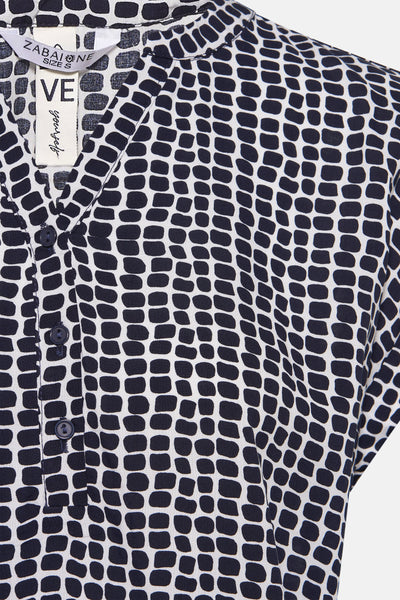 Blauwe blouse met geometrisch patroon van Zabaione, met knopen en korte mouwen.