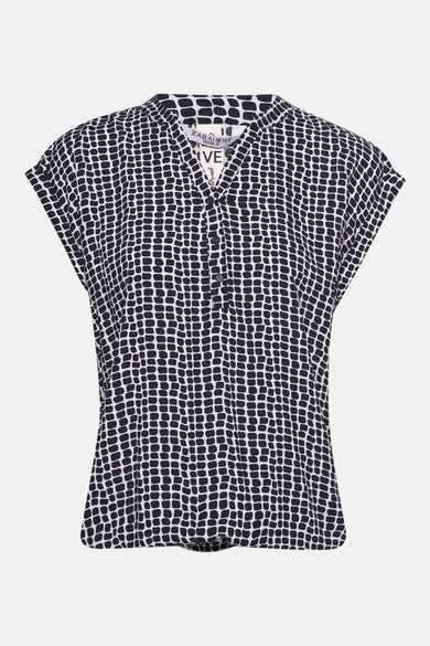 Blauwe blouse met korte mouwen van Zabaione, met een zwart grafisch patroon en een knoopsluiting.