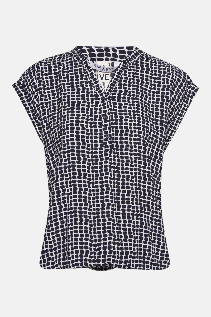 Blauwe blouse met korte mouwen van Zabaione, met een zwart grafisch patroon en een knoopsluiting.