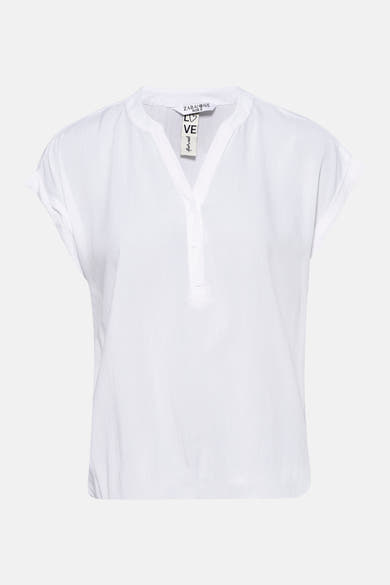 Blouse blanche à manches courtes de Zabaione, avec patte de boutonnage et col en V.