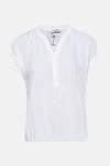Blouse blanche à manches courtes de Zabaione, avec patte de boutonnage et col en V.