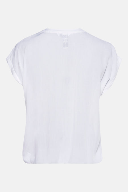 Wit blouse met korte mouwen van Zabaione, achteraanzicht met opgerolde zomen aan de mouwen.