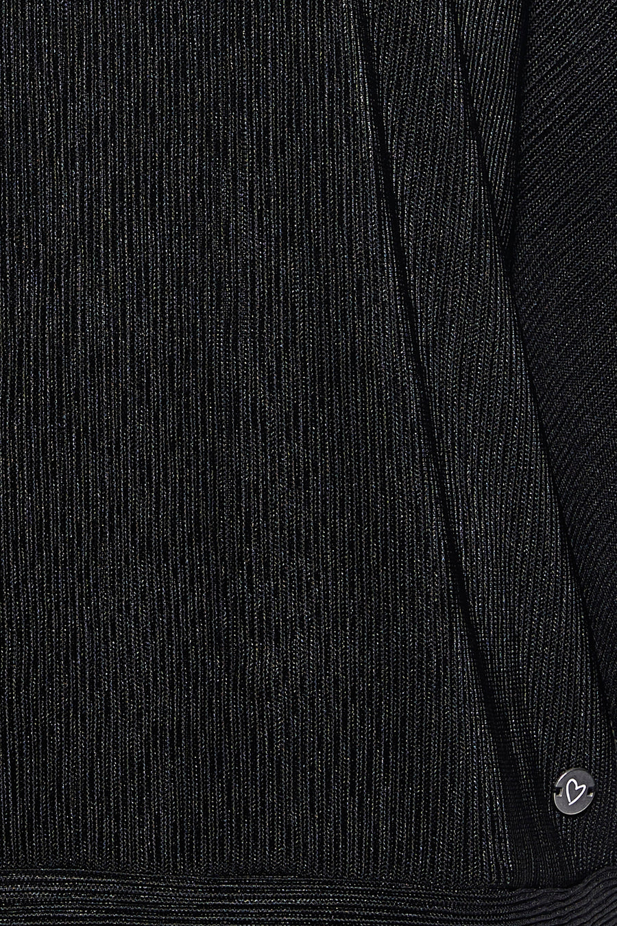 Zwarte T-shirt van Zabaione met een geplooide textuur en een hartdetail aan de zijkant.