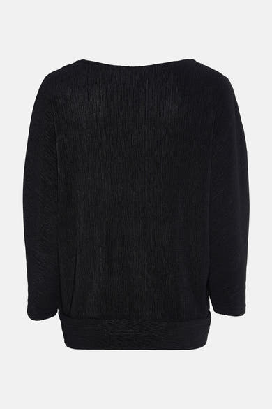 ZABAIONE zwart T-shirt, geplooid, driekwartmouwen en losse pasvorm, op een effen achtergrond.