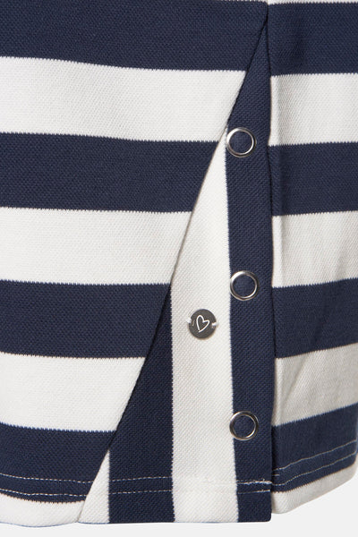 Blauw T-shirt met korte mouwen van Zabaione met witte strepen en zilveren knoopdetails.