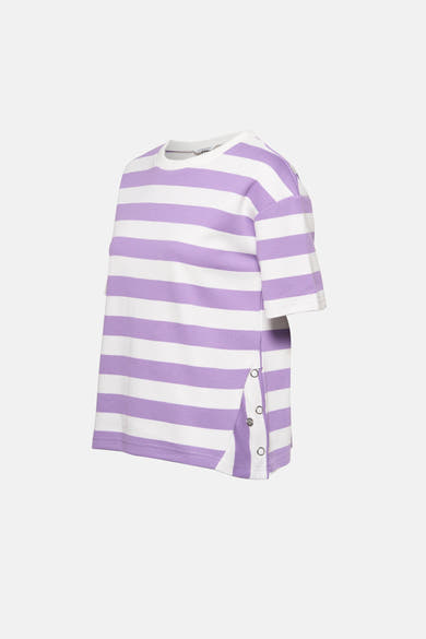Paars T-shirt met korte mouwen van ZABAIONE, met witte strepen en knoopdetails aan de zijkant.