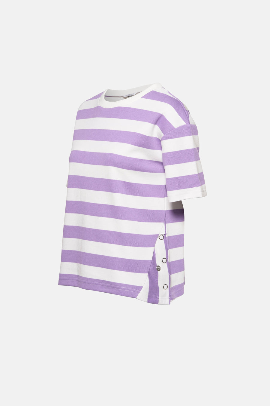 Paars T-shirt met korte mouwen van ZABAIONE, met witte strepen en knoopdetails aan de zijkant.