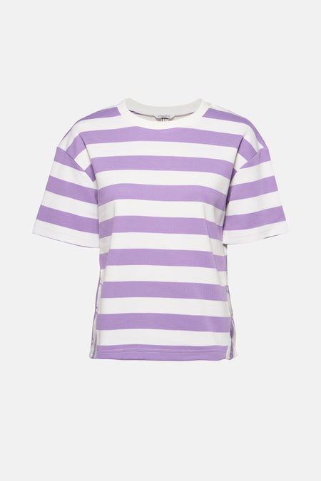 Zabaione paars T-shirt met korte mouwen, witte horizontale strepen, relaxte pasvorm met decoratieve knopen aan de zijkanten.