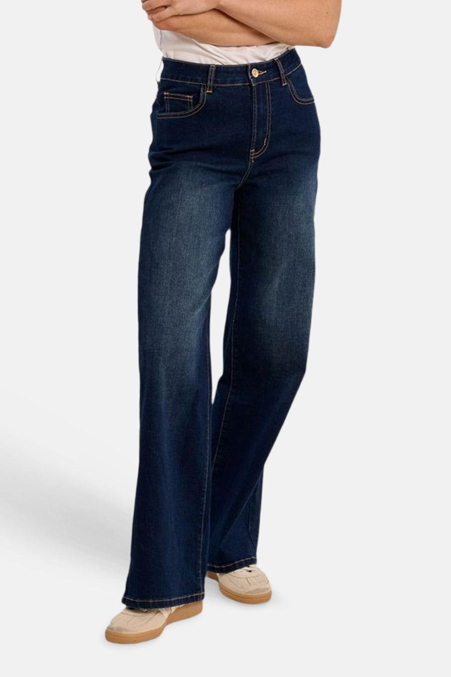 Wijde spijkerbroek in middinblauw denim van Molly Bracken, achterkant, hoge taille, met contrasterende stiksels, leren etiket en beige sneakers.